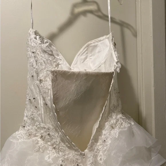 PRONOVIAS size 6 -8 wedding dress with matching veil.$250. Missing